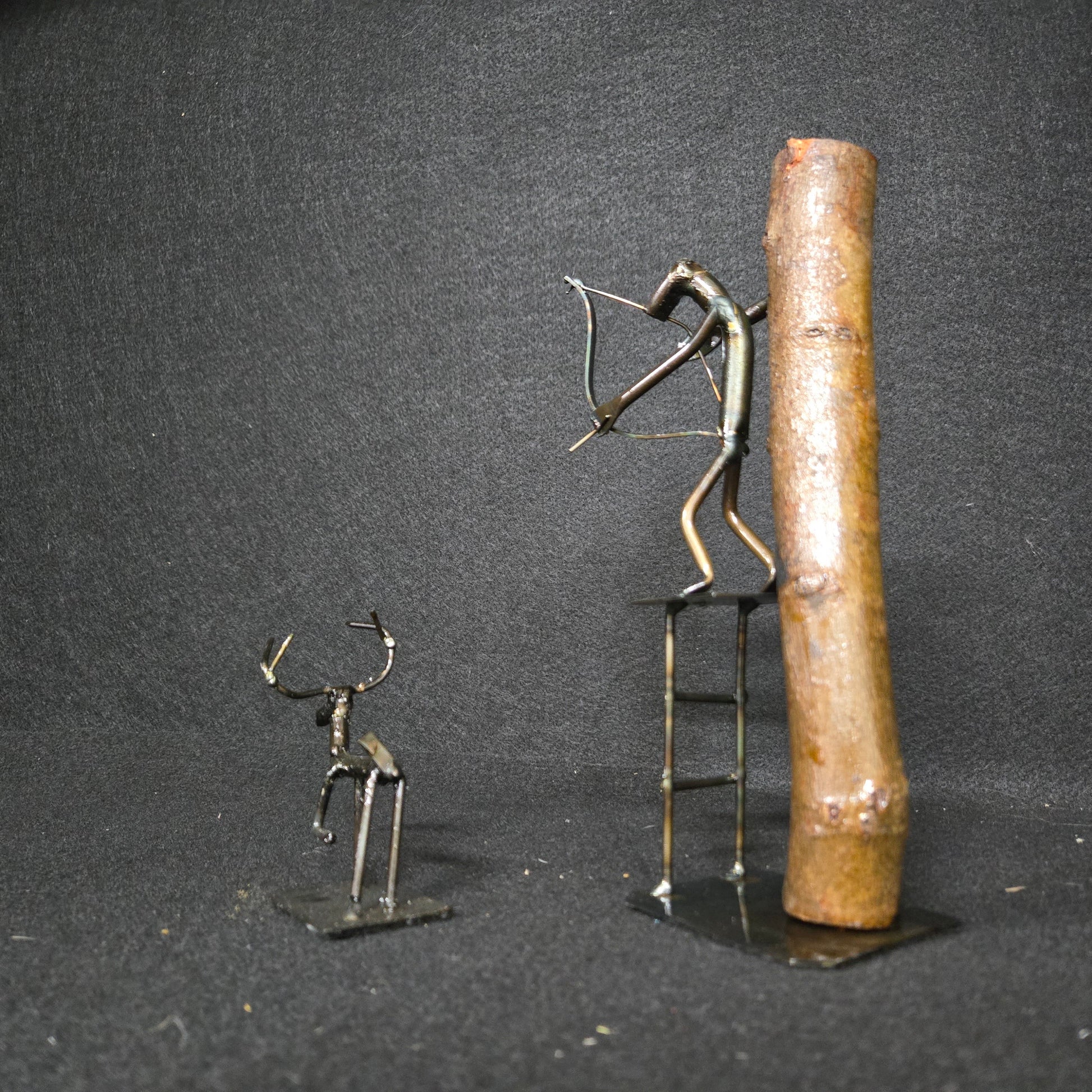 Bow Hunters are approximately 8 inches tall. Tree height, texture, and color will vary.
Deer are approximately 4 inches tall. The number of points may vary.
