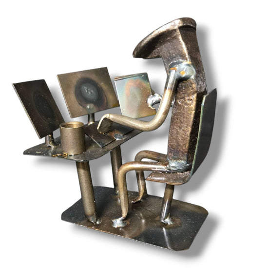 Computer figures are approximately 5 inches tall. It is common for objects on the desk or in the hand to vary. 
