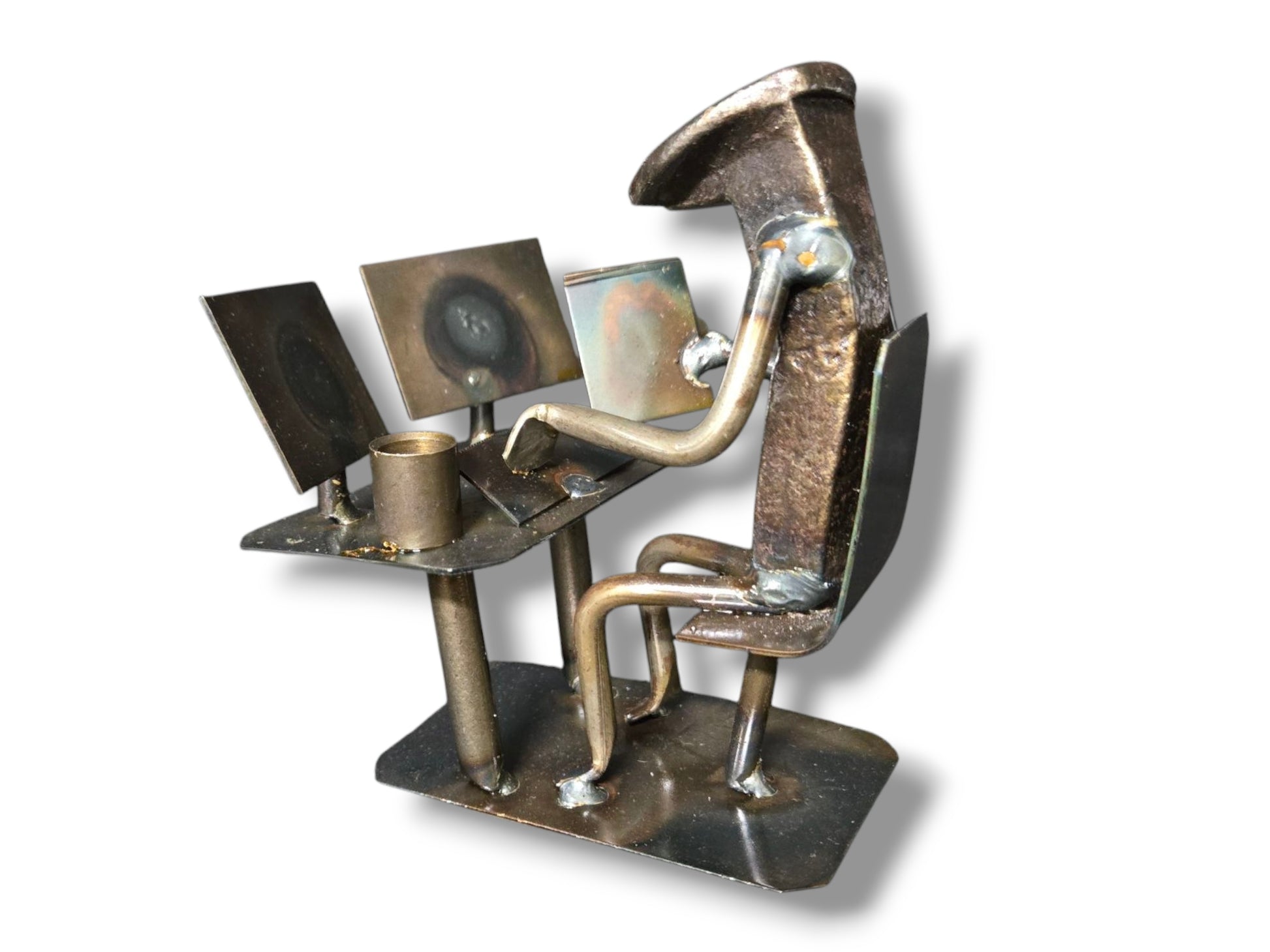 Computer figures are approximately 5 inches tall. It is common for objects on the desk or in the hand to vary. 