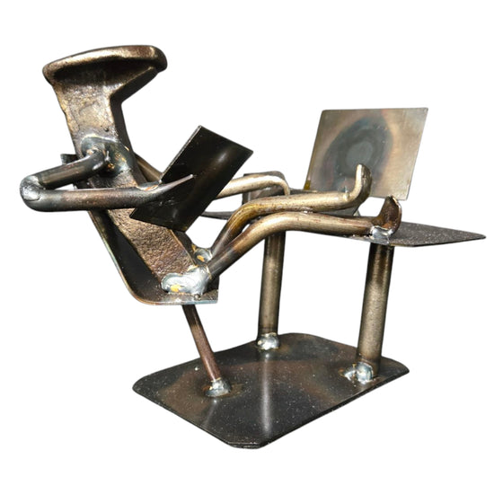 Computer figures are approximately 5 inches tall. It is common for objects on the desk or in the hand to vary. 