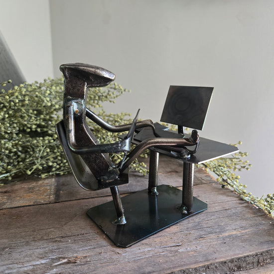Relaxing 1-screen Computer - 6" figure.